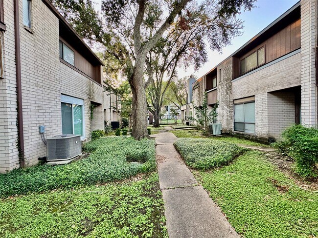 Foto del edificio - 8315 Augustine Dr