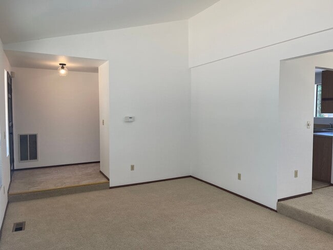 Building Photo - Charming 3bd split level
