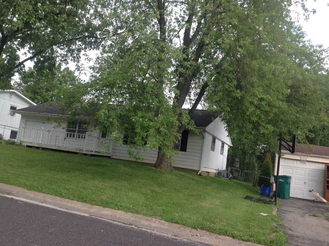 2235 Linnhill Ln, Washington, IL 61571 House Rental in Washington, IL