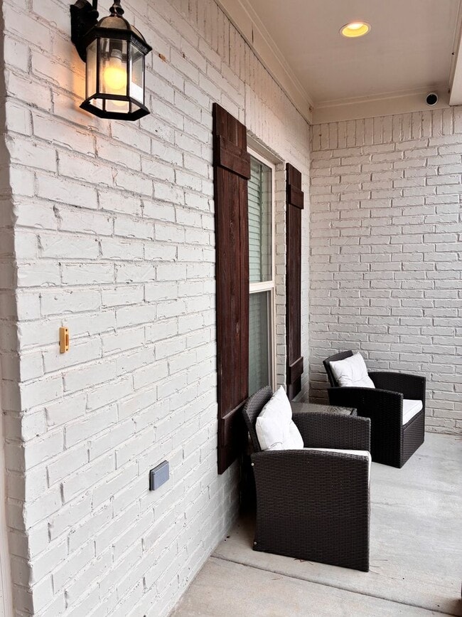 Building Photo - 4 bed 4.5 bath unit in West End neighborhood!