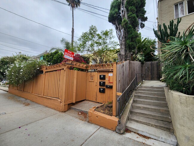Building Photo - 2321 N Beachwood Dr