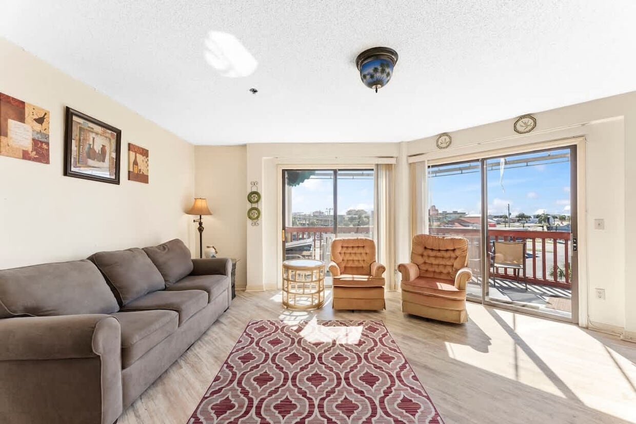 Foto principal - 8730 Thomas Dr