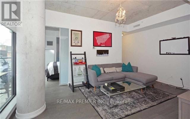 Building Photo - 461 Adelaide St W