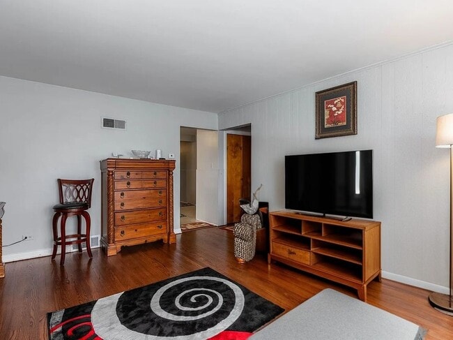 Building Photo - 9056 Lamon Ave