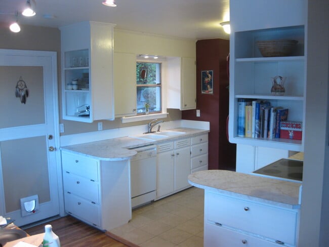 Kitchen with all appliances included - 215 South 36th Avenue