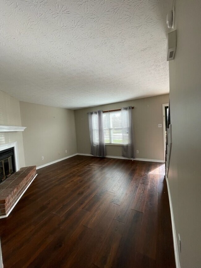 Foto del edificio - West Knoxville!  Short or long term lease options available .  2 bedroom with additional large bo...