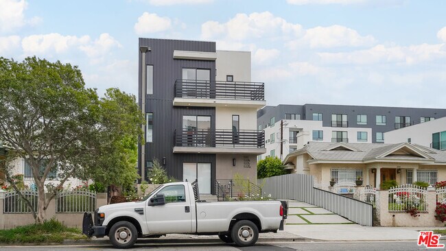 Building Photo - 532-534 N Wilton Pl