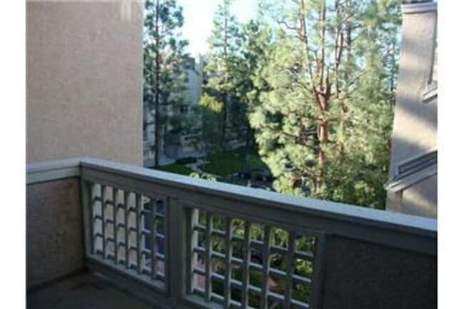 Building Photo - REDUCED RENT, Beautiful Upper Unit with Bo...