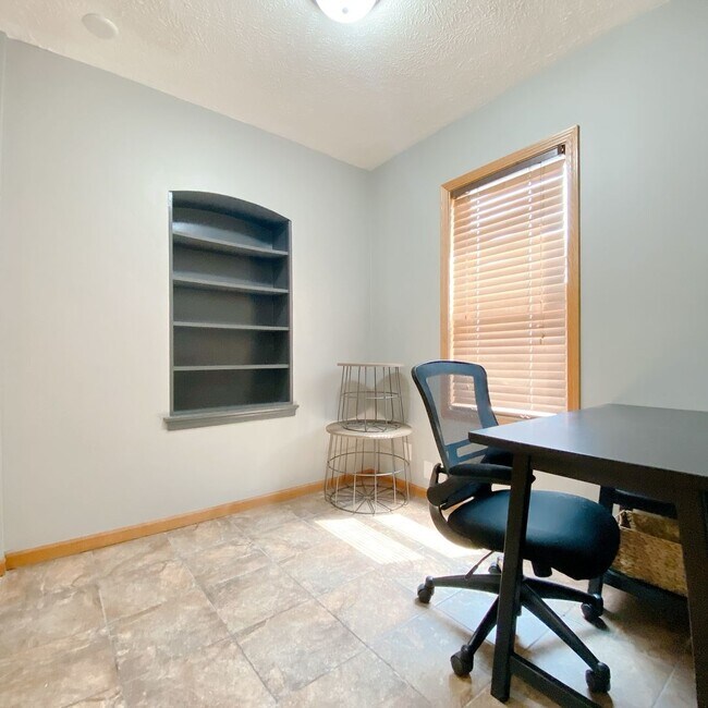 Building Photo - COMING SOON! Florence/Minnie Lusa Area 4 bed 3 bath, partial finished basement, w/ garage $1,850