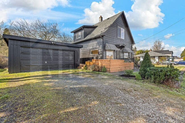 Building Photo - Two-story Old Craftsman House in Tacoma!