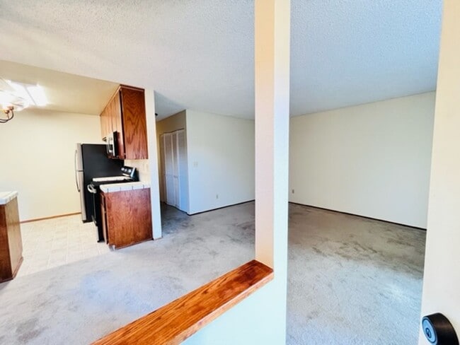 Building Photo - Move-In Ready, 2BD/2BA, Upper-Level, Singl...