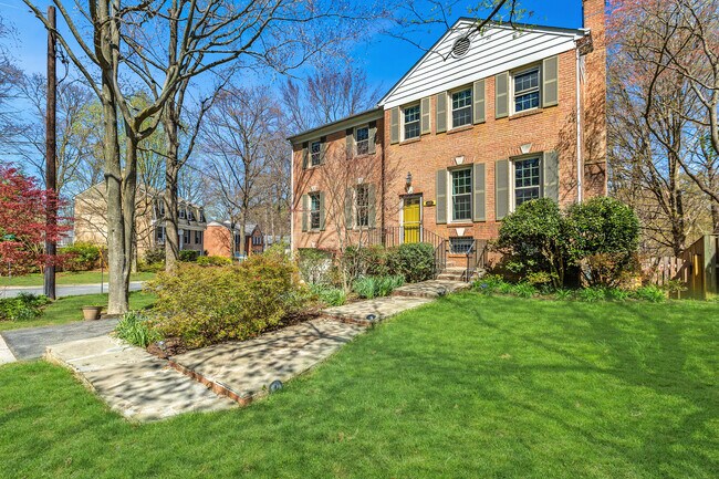 Foto del edificio - 4 Bed 4.5 Bath - Bethesda  Single Family Colonial - 2 Car Garage
