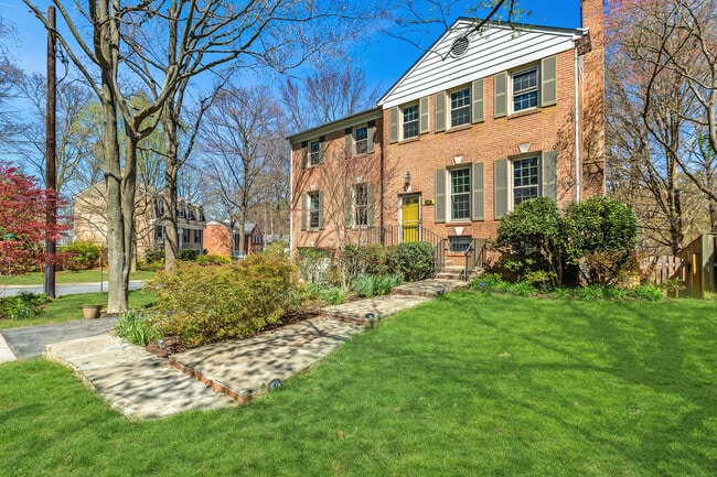 Photo - 4 Bed 4.5 Bath - Bethesda  Single Family Colonial - 2 Car Garage House