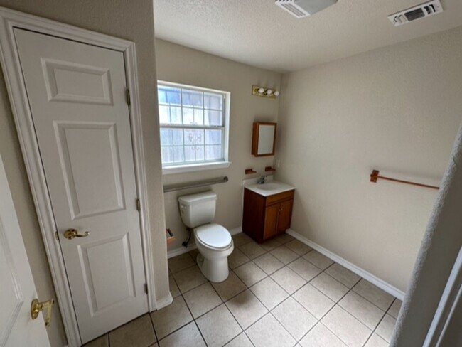 Foto del edificio - Adorable 2 bedroom READY FOR MOVE IN NOW!