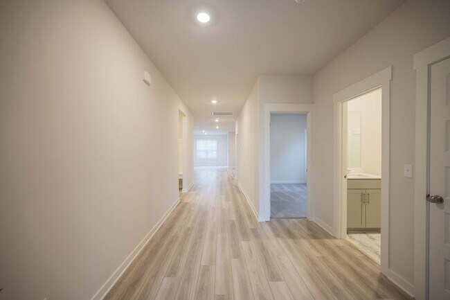 Building Photo - 140 Ravens Crst Ave
