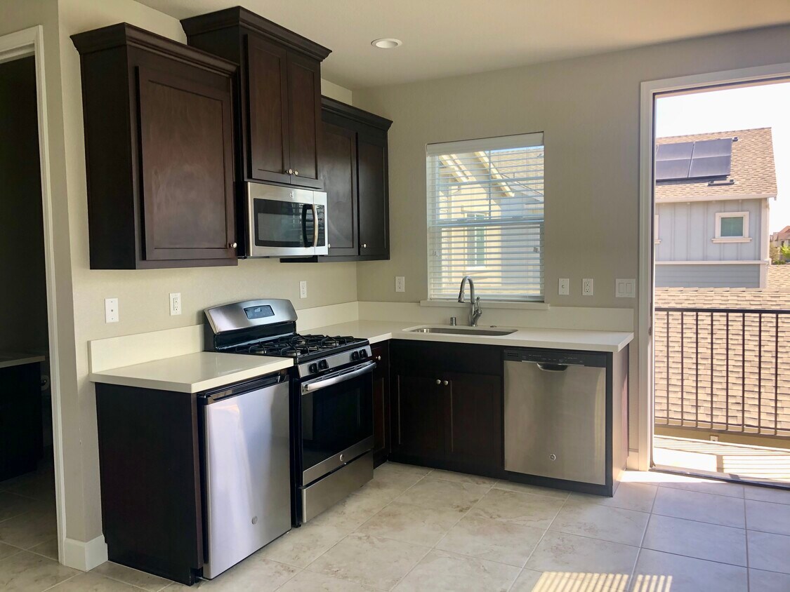 kitchen with full-size appliances - 919 Perennial Ter