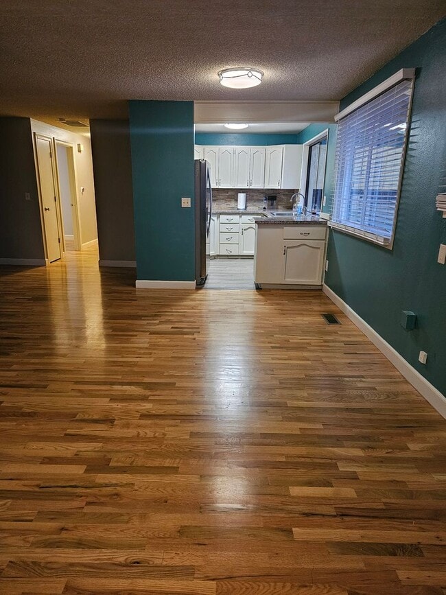 Building Photo - Des Moines rambler home w/2 car garage - 4...