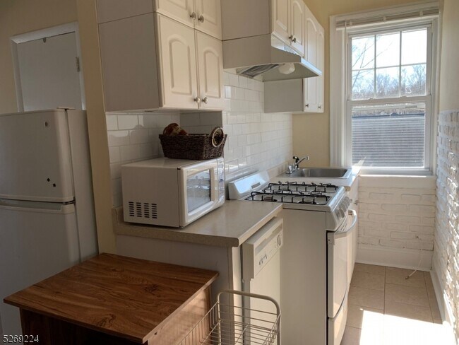 Building Photo - 19 Bowers Ln