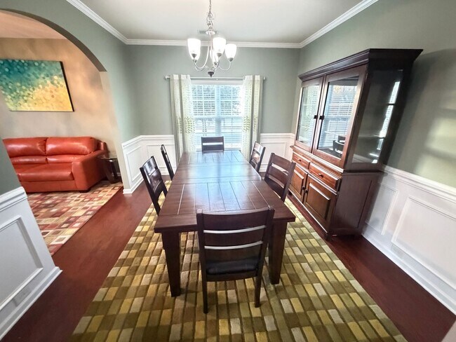 Building Photo - Expansive 5-Bedroom, 3-Story Home in Desirable Harrisburg Neighborhood