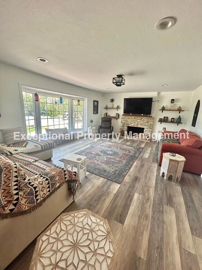 Building Photo - 3 bed 2 bath single story pool home