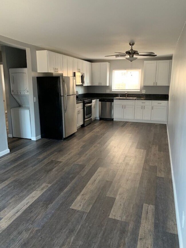 Building Photo - Updated 2 Bed 1 Bath Near SDSU