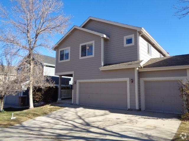 Building Photo - 2325 Hyacinth Rd