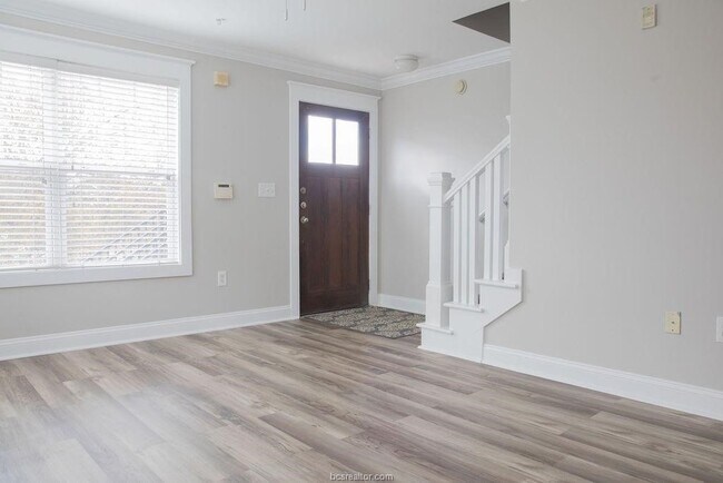 Foto del edificio - 1725 Harvey Mitchell Pkwy S