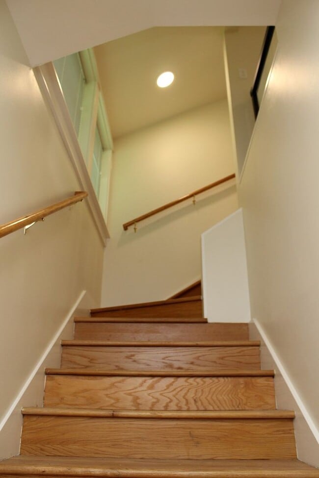 Building Photo - 2400 SW Hoffman Ave