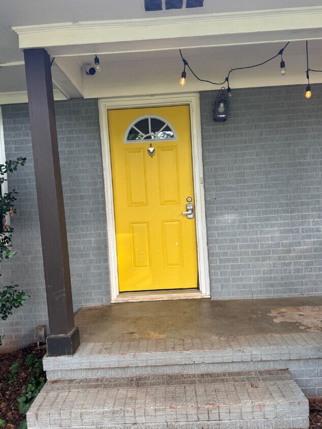 Foto principal - Updated home in Pendleton - Fenced in Yard (Pet Friendly)