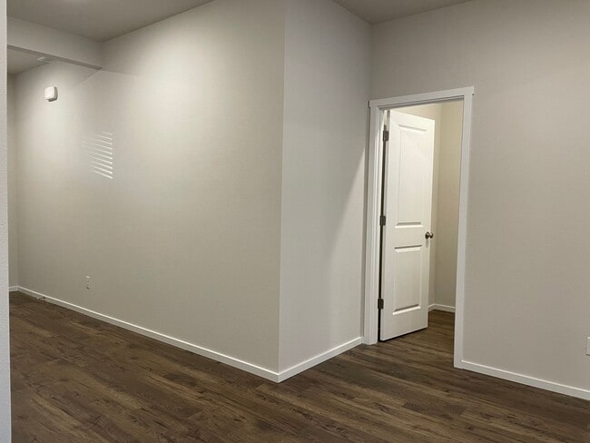 Building Photo - Modern 4-Bedroom Home with Versatile Bonus Room & 2-Car Garage!