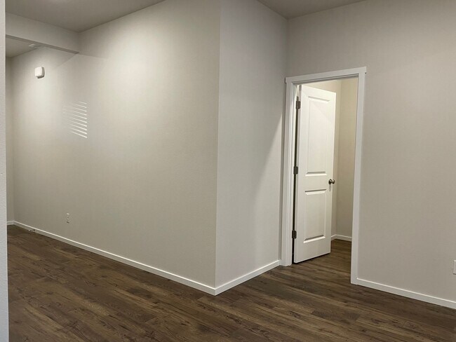 Building Photo - NEWER BUILD 4 BED/2.5 BATH PLUS A HUGE BON...