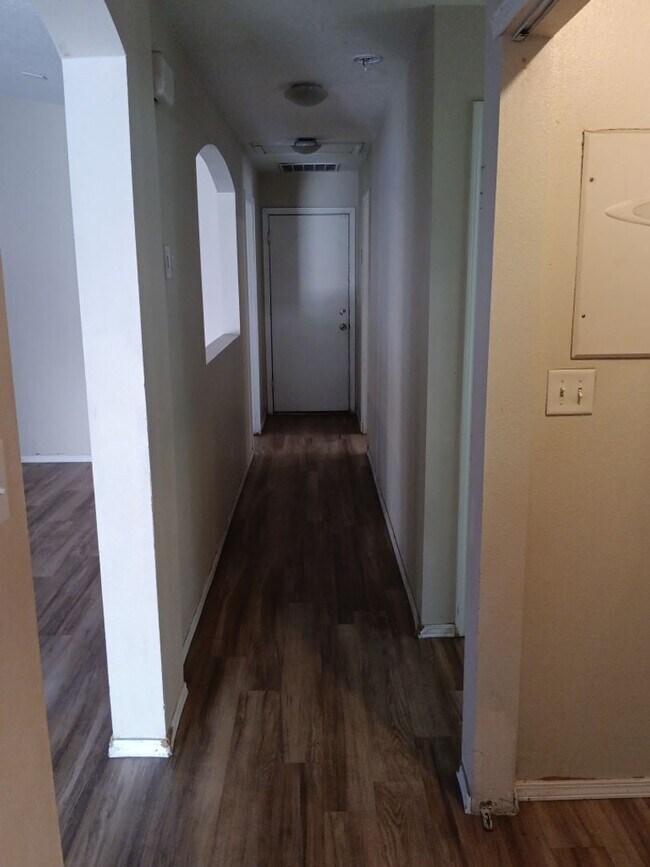 Foto del edificio - 4 Bedroom, 2 Bathroom! Lovely Home Coming Soon!