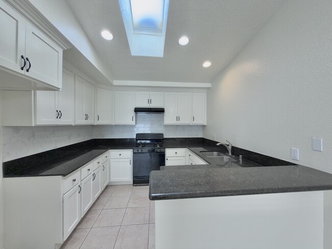 Foto del edificio - 7880 Pinyon Ave