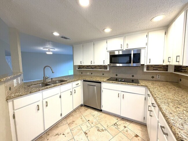 Foto del edificio - 3-2.5-2 Town home on the Historic Bricks of Camp Bowie