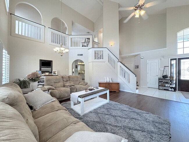 Building Photo - East El Paso 3 bed Refrig A/C w/balcony!