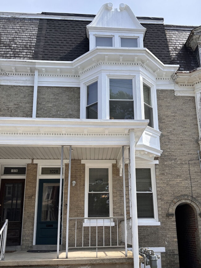 Building Photo - 1028 W King St
