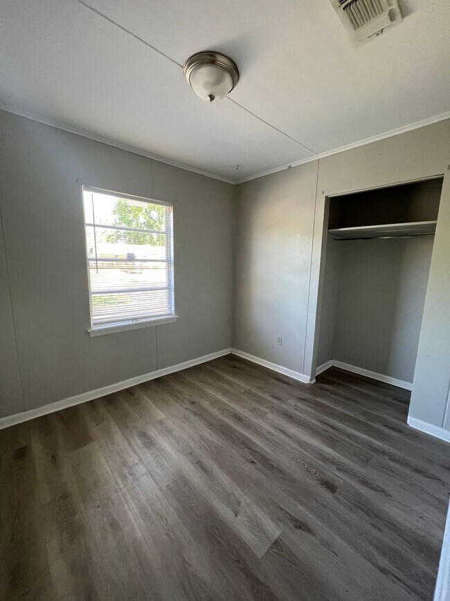 Foto del edificio - For Lease! Coming June 2025!