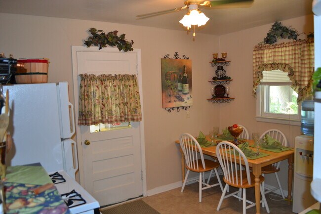 Foto del edificio - 2 bedroom, 1 bath with Garage in Clay Cent...
