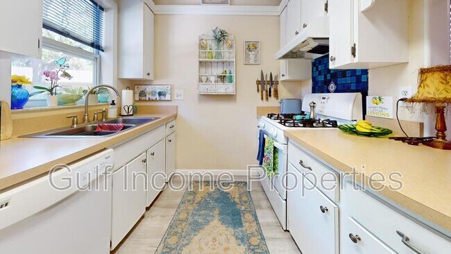 Building Photo - 5037 Village Garden Dr