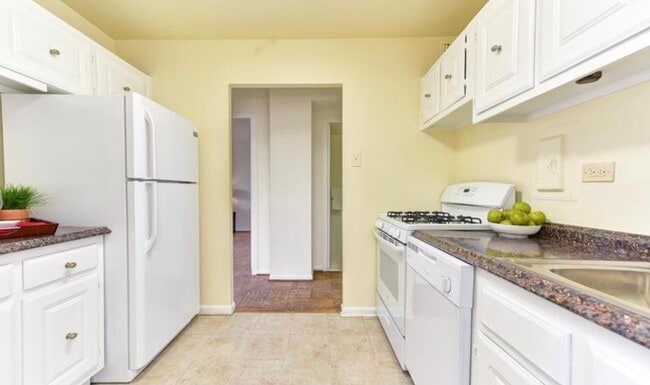 Walk through kitchen - 5340 Holmes Run Pky