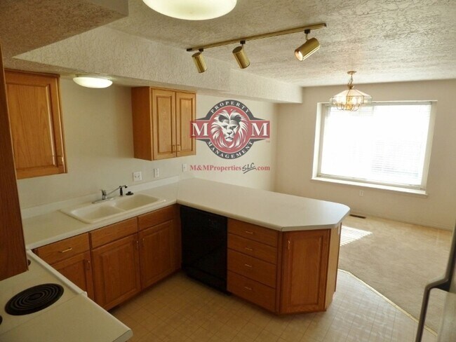 Building Photo - Great 3 Bed 2.5 Bath Twin Home