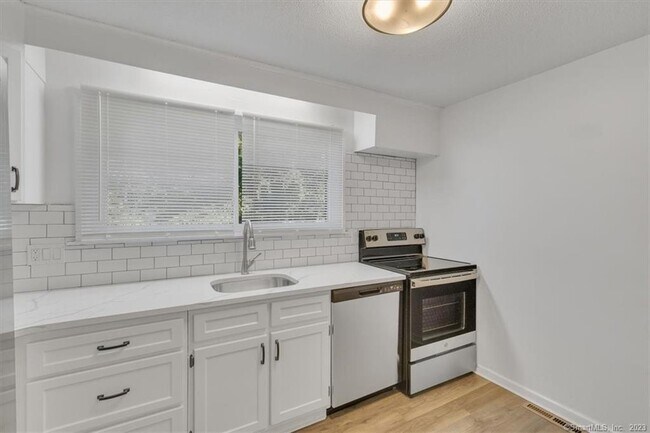 Foto del edificio - 46 Hitching Post Ln