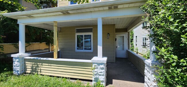 Foto del edificio - Monessen Updated 3 Bedroom 1 Bath House:   ***SECTION 8 ONLY****