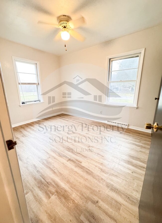 Building Photo - Crestline Home Available Now