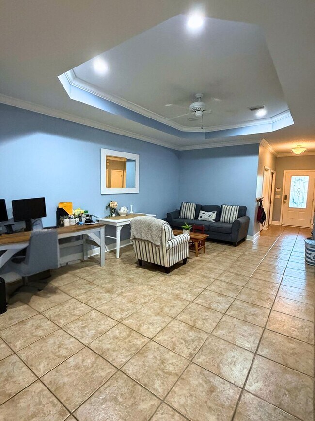 Foto del edificio - 3/2 with grass cutting included & access to community amenities.