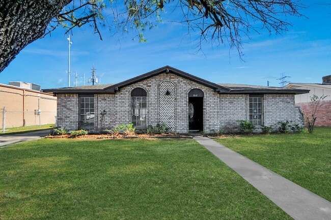 Photo - 8011 La Roche Ln House