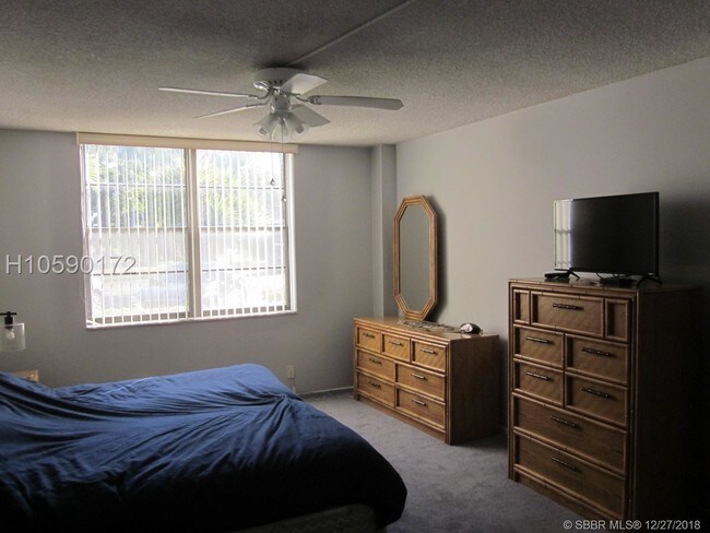 Building Photo - 3900 N Hills Dr