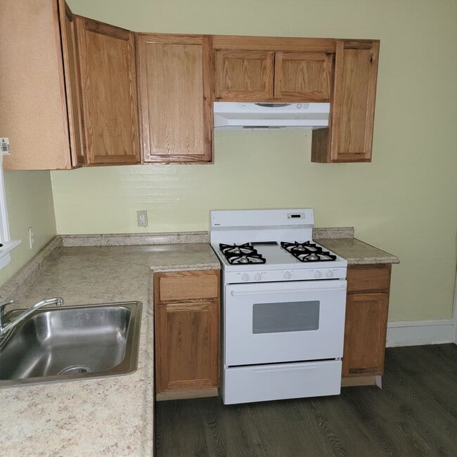 Building Photo - 1205 S 57th St