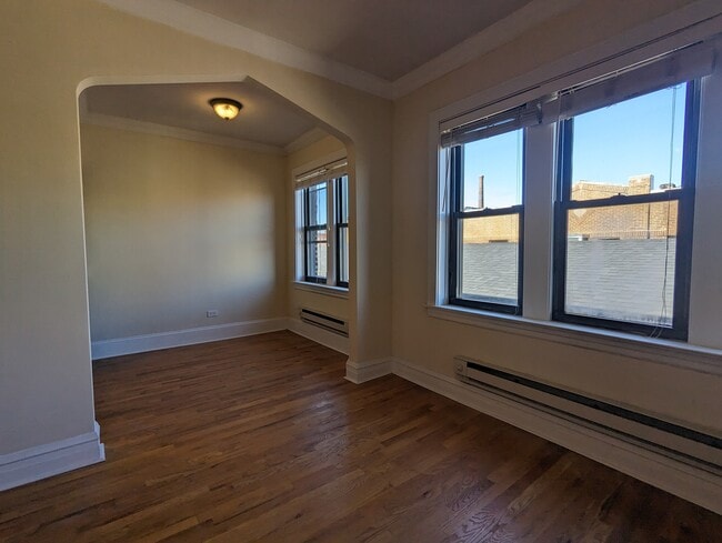 Building Photo - 4735 N Hermitage Ave