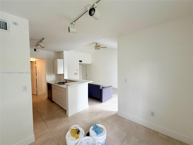 Foto del edificio - 2600 S University Dr